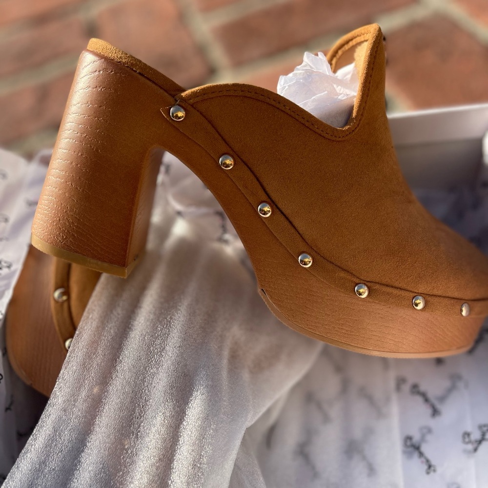 New Camel Clogs size 7